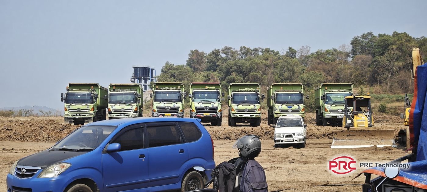 Dump truk yang terlibat dalam earthworks di tempat proyek.